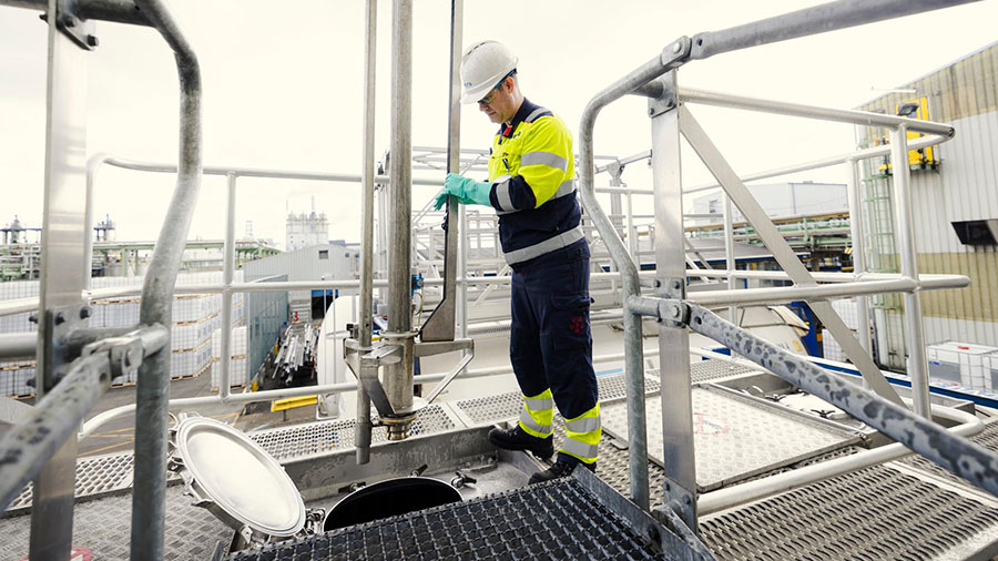 Safe loading of a chemical product.